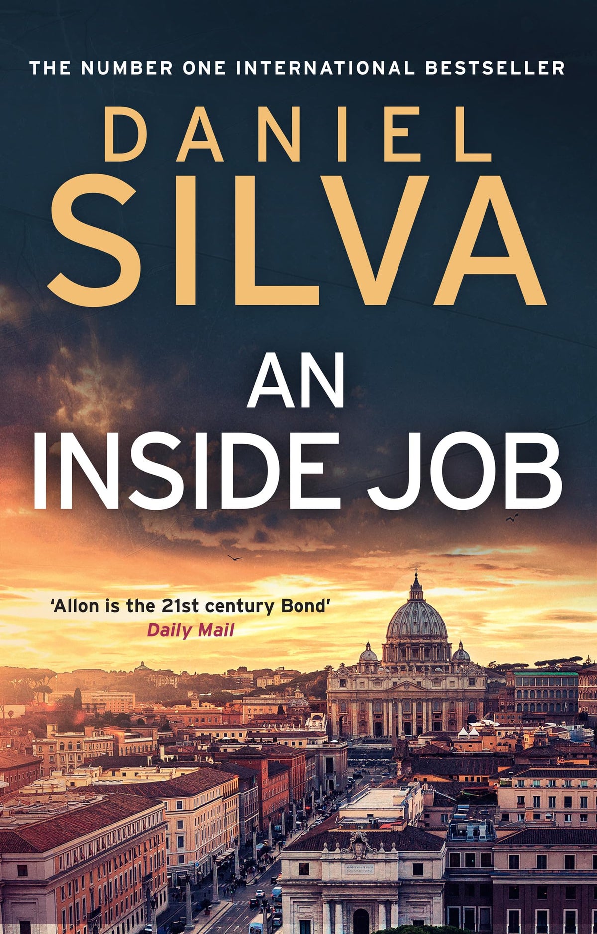 An Inside Job: The edge-of-your-seat spy thriller novel by the New York Times bestselling author: Book 25 (Gabriel Allon)
